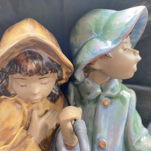 Lladro Figurine "UNDER THE RAIN " #2077 Retired in 1989 - Picture 6 of 8